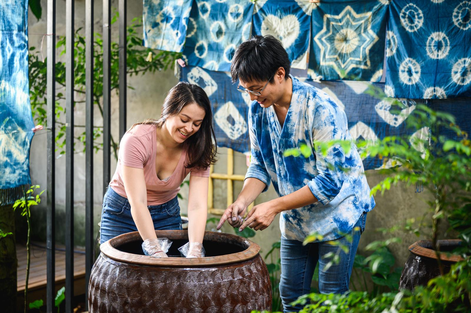 Try your hand at tie dye, using Sanxia's natural, locally grown ingredients