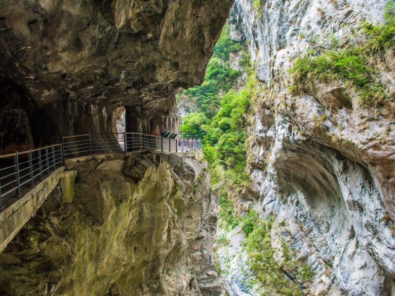 Explore the magnificent landscape of Taroko Gorge by car and foot