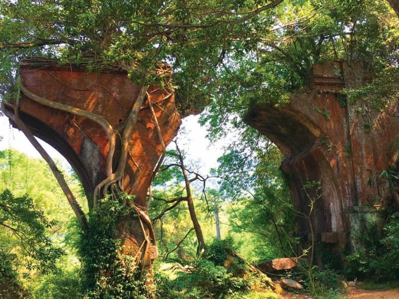 Longteng Broken Bridge is a historic roadside attraction in the hills of Sanyi 