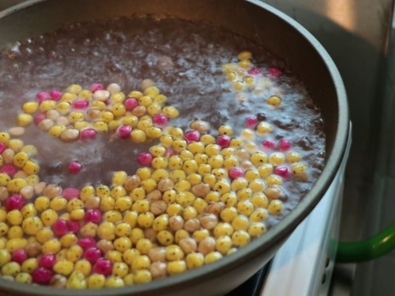 季節の果物を素材として使用していますので、カラフルなタピオカが作れます